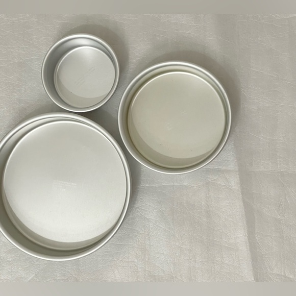 Wilton Tiered Trio Cake Pan Set-Round 4", 6" & 8" - Picture 2 of 6